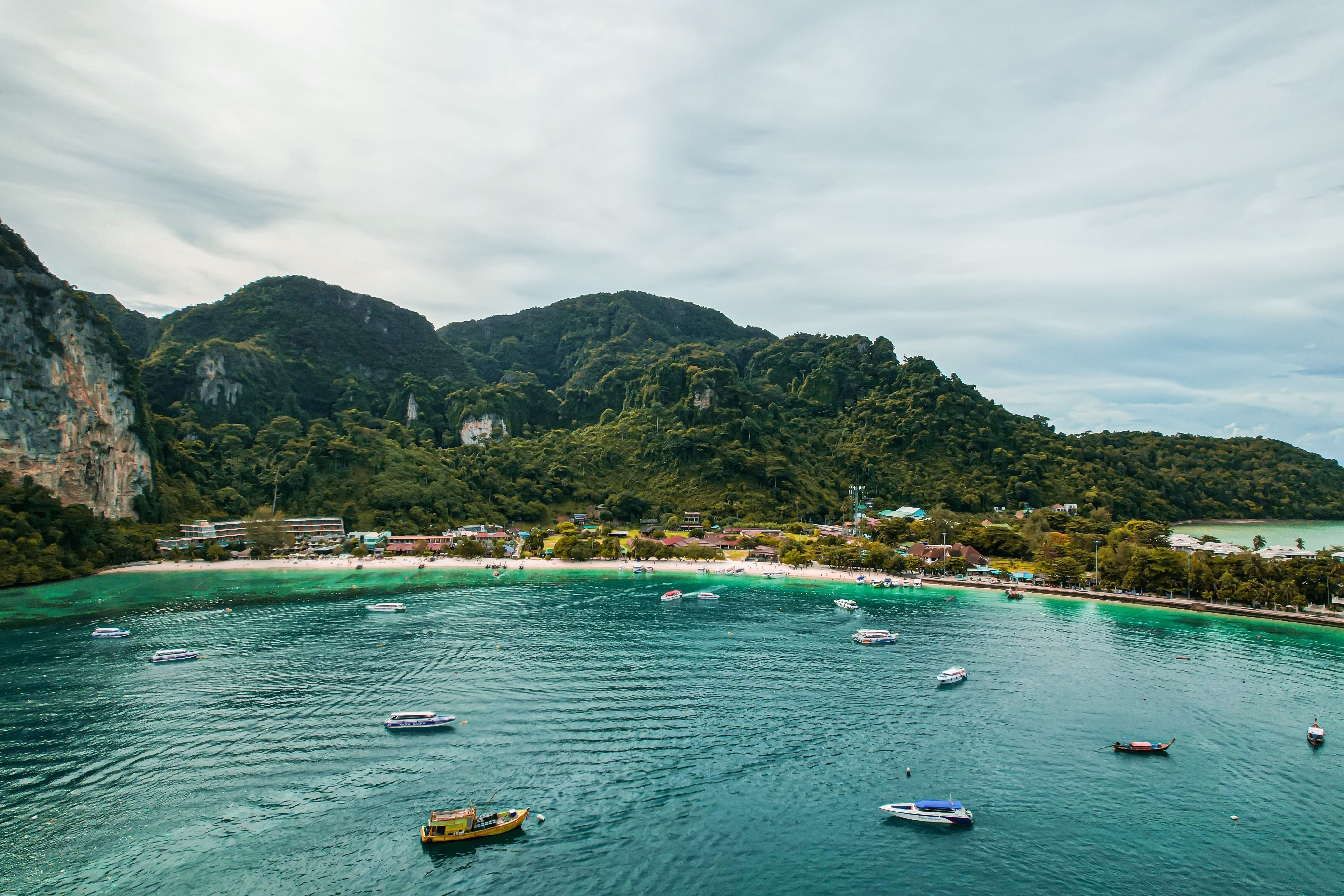 Boats on Sea Bay · Free Stock Photo
