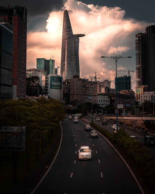 Foto profissional grátis de arranha-céus, automóveis, cidade