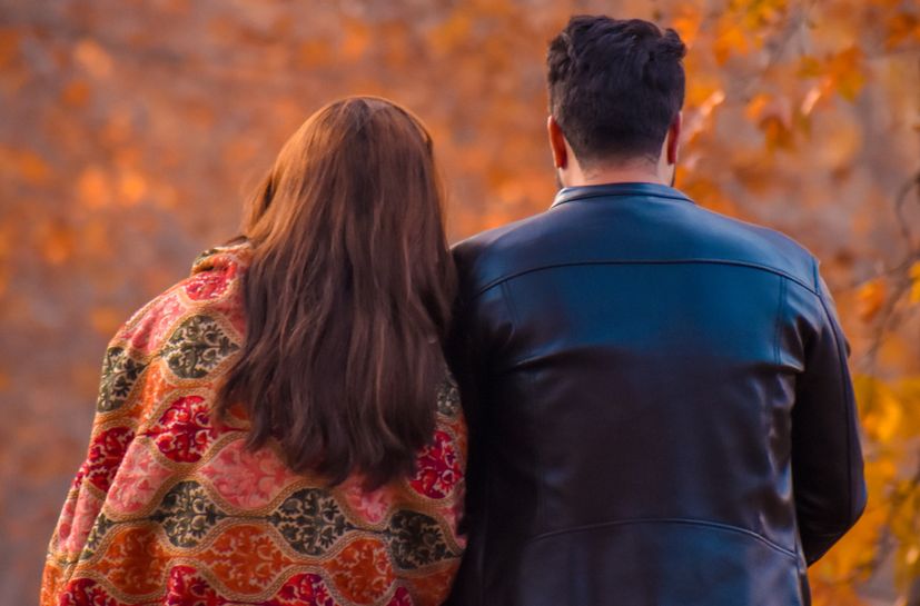 Online dating: starting a conversation on a niche platform