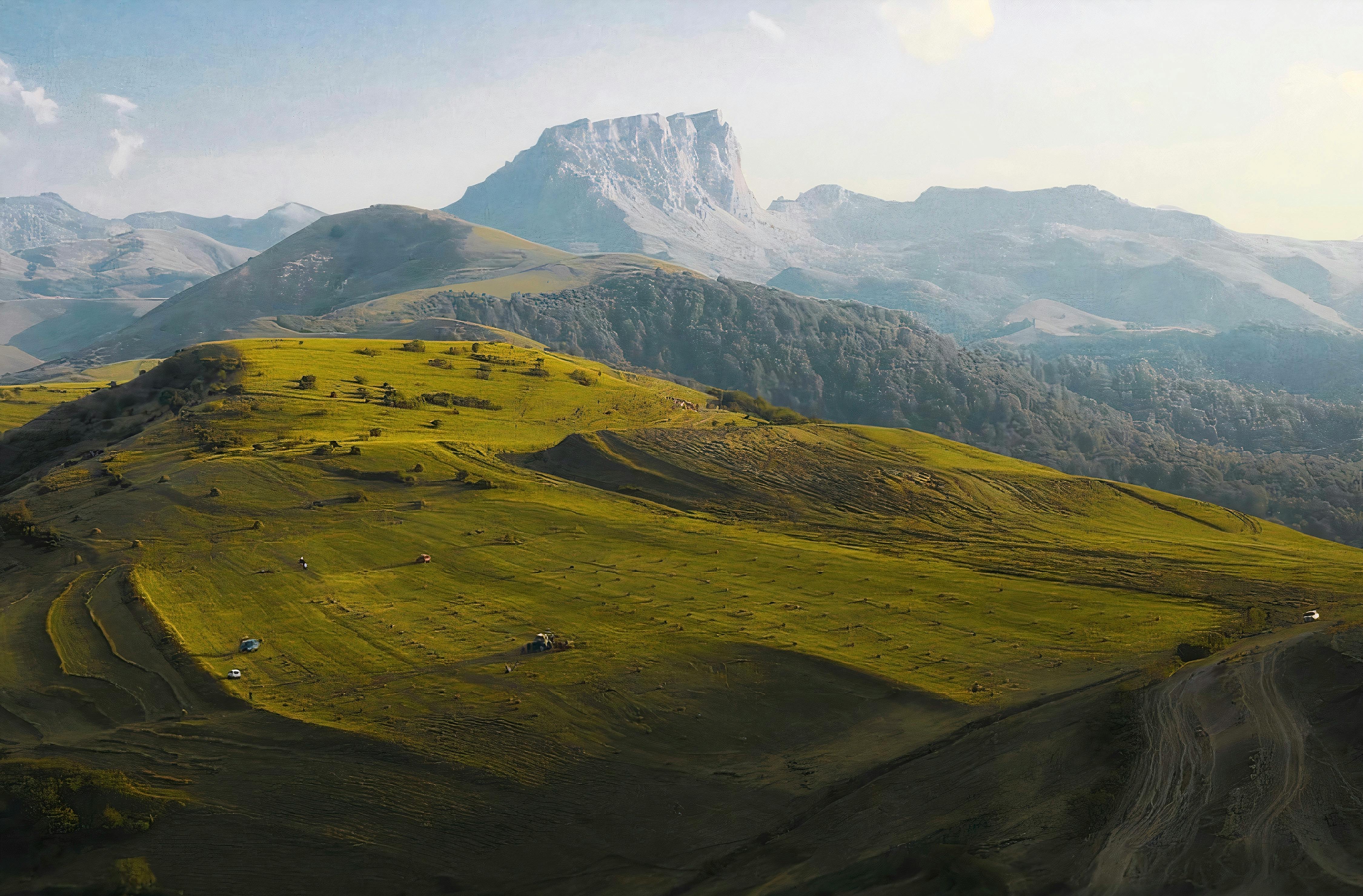 Paisaje de montaña de Shirvan en Azerbaiyán, valle y cascada verde durante el día