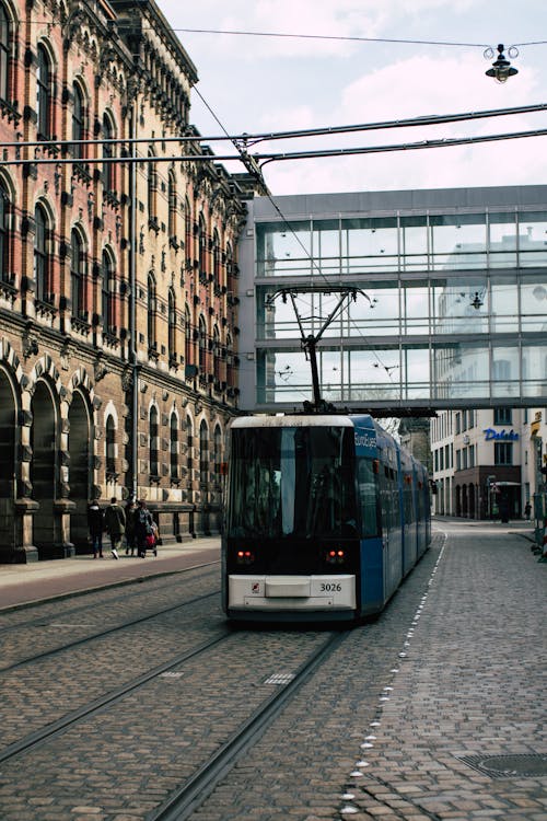 Kostenloses Stock Foto zu öffentliche verkehrsmittel, pflasterstein, stadt