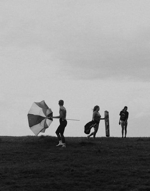 Základová fotografie zdarma na téma černobílý, deštník, hraní