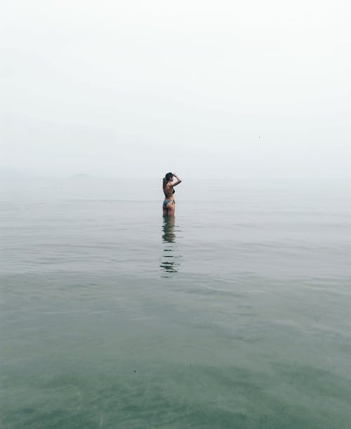 Gratis Wanita Berdiri Di Tubuh Air Foto Stok