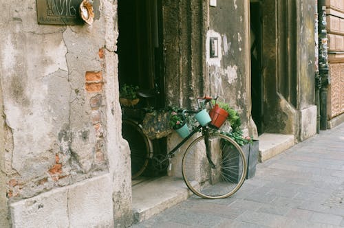 Foto profissional grátis de bicicleta, calçamento, carro