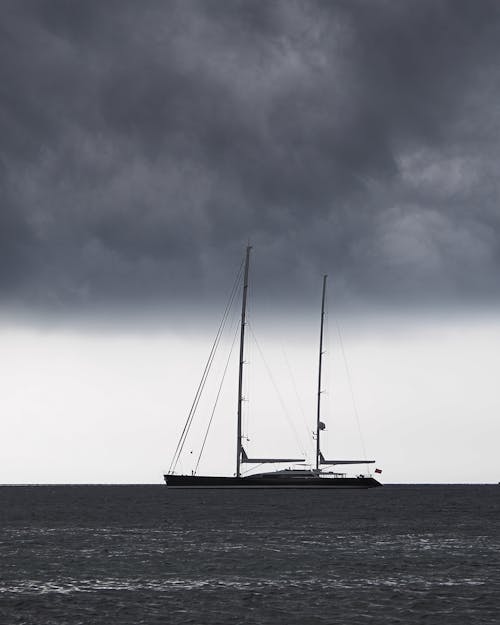 Fotos de stock gratuitas de blanco y negro, cielo nublado, cuerpo de agua