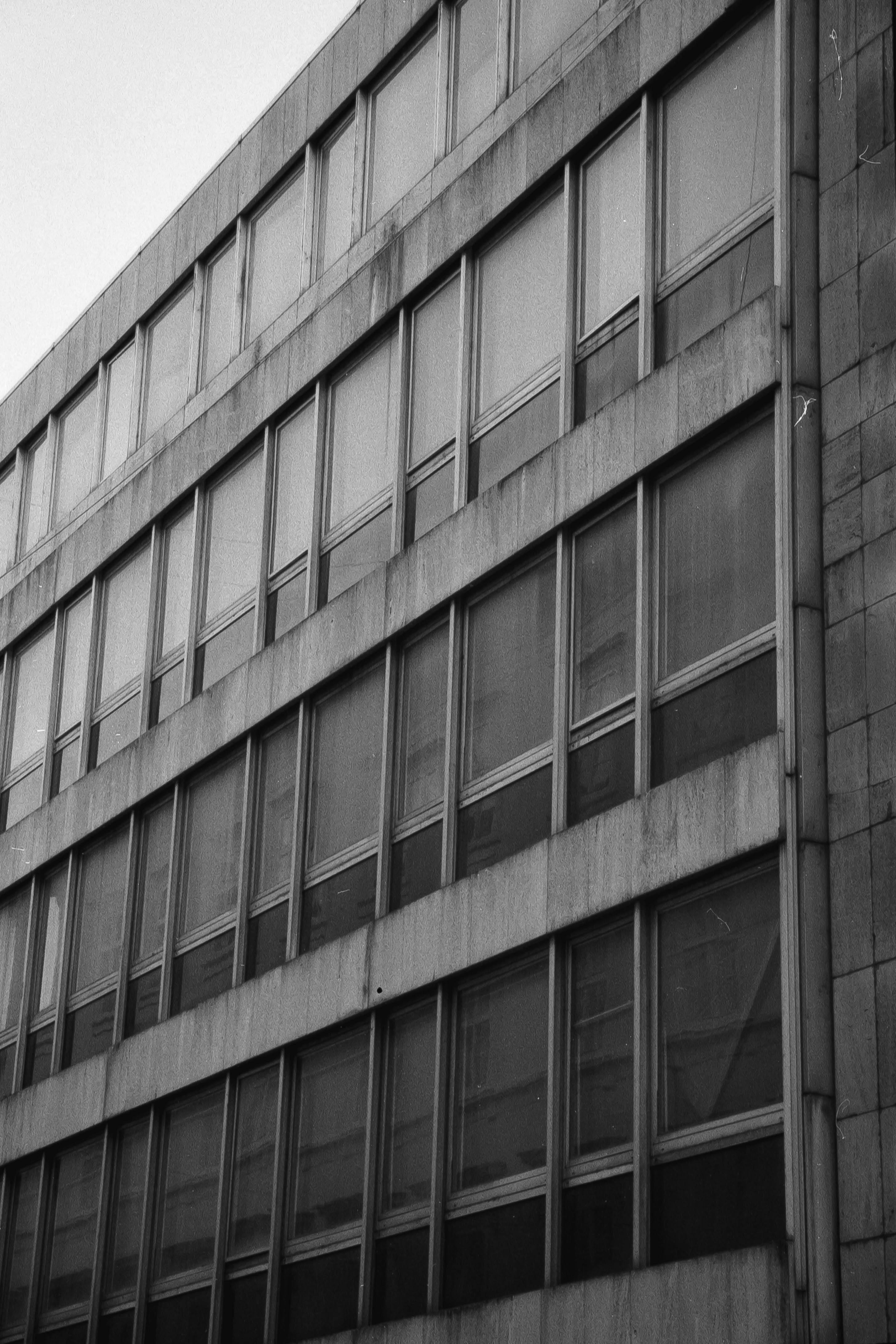 Architektonický fasádny detail moderného mestského objektu — referencia inžinierskej kvality