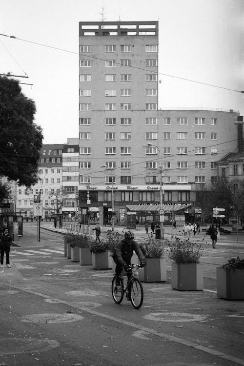 Kostnadsfri bild av byggnader, cykelbana, cyklist