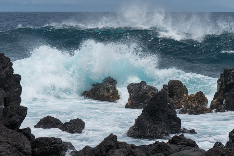 Waves Crashing On The Rocks In The Shore