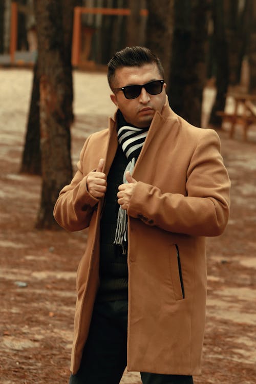 Бесплатное стоковое фото с вертикальный выстрел, коричневое пальто, мода