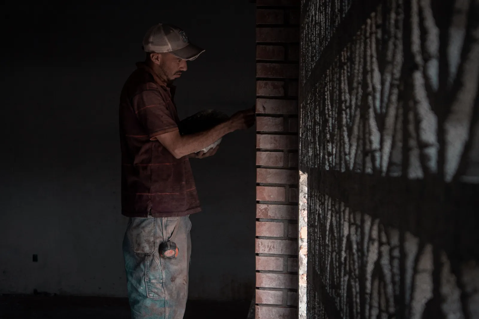 Jointoiement d'un mur de briques en cours de chantier