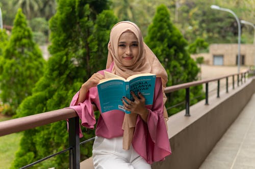 Gratis arkivbilde med bok, hijab, kvinne Arkivbilde