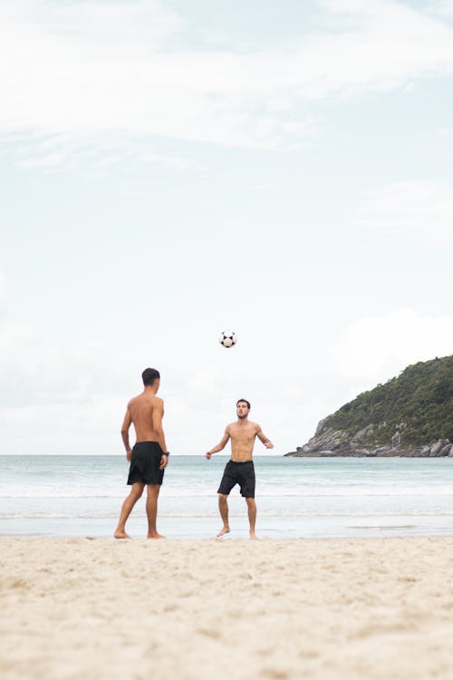 サッカーボール, ビーチ, 上半身裸の無料の写真素材