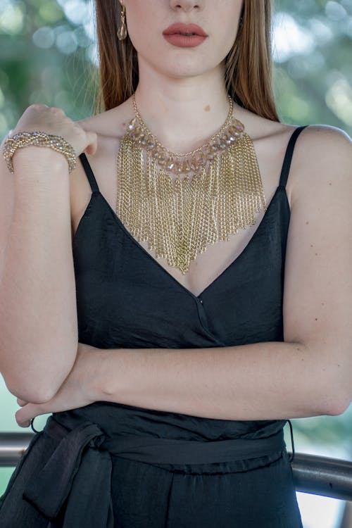 Gratis Wanita Mengenakan Kalung Bib Rantai Emas Foto Stok