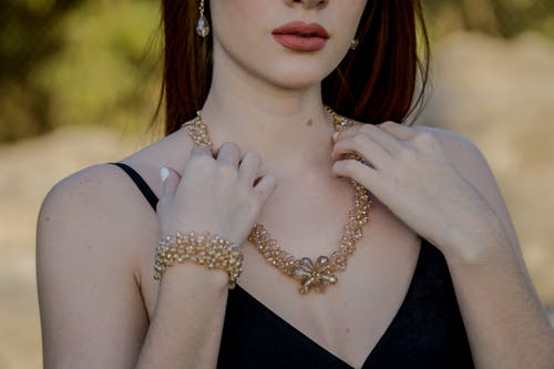 Mujer Tocando Collar De Oro