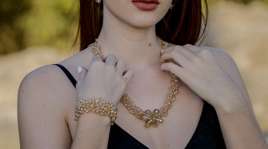 Bijoux dorés en plaqué or disposés en gros plan, bagues et anneaux dorés