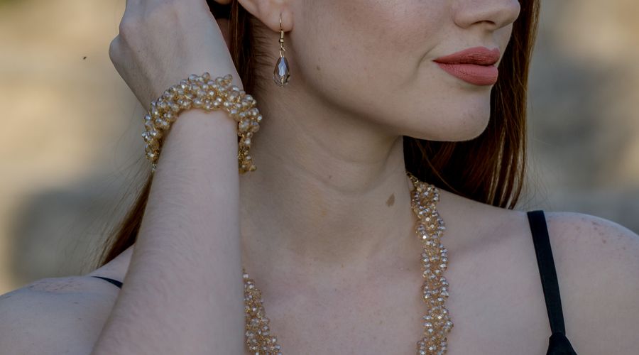 Femme portant des bijoux en argent au quotidien, bracelet et collier