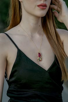 一位女士佩戴着时尚项链，搭配充满活力的宝石吊坠，尽显优雅风范