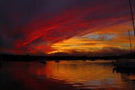 萨德伯里马萨诸塞州宁静的湖面上，日落色彩鲜艳，迷人