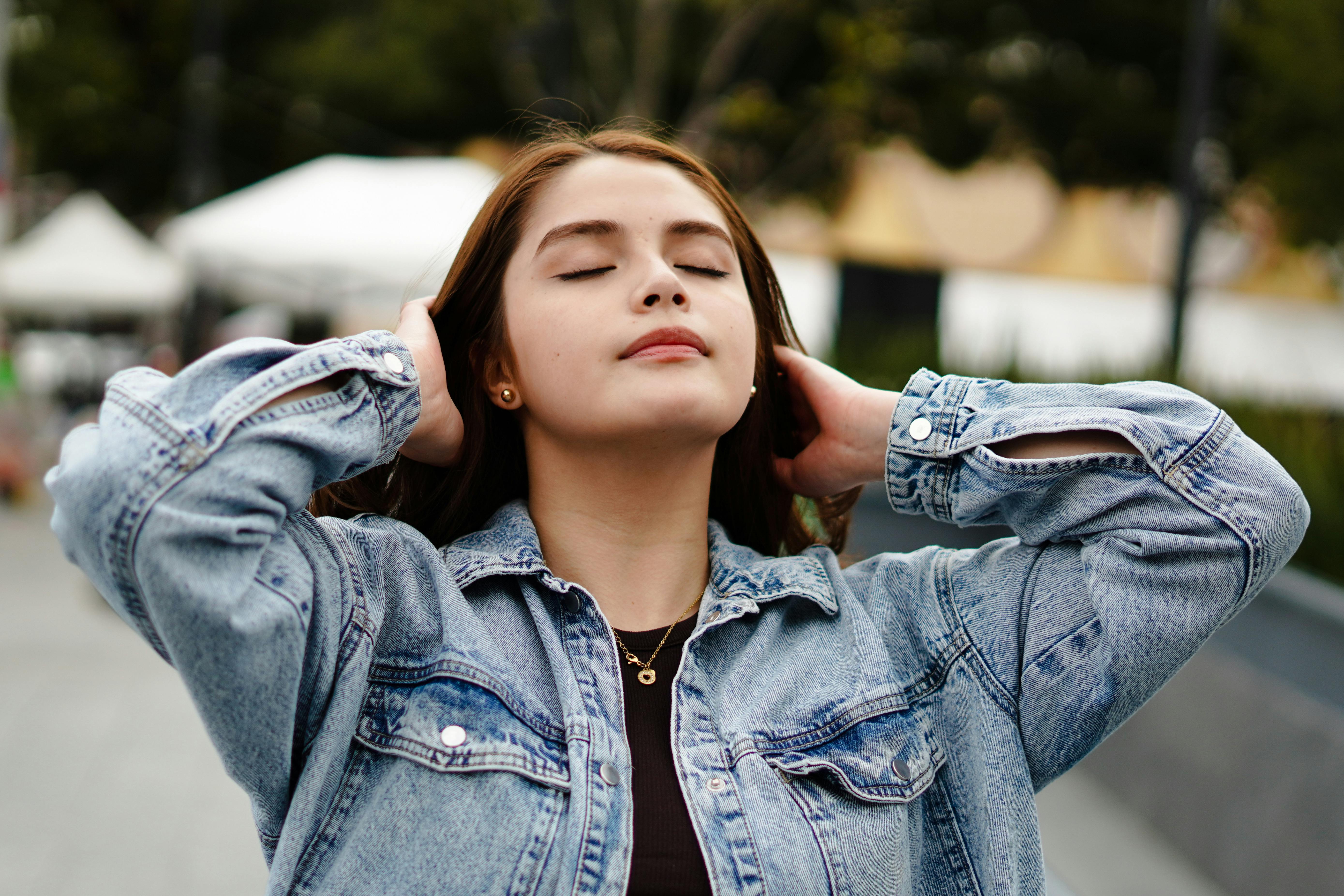 bezplatná Základová fotografie zdarma na téma aktuální móda, bezstarostný, chůze Základová fotografie