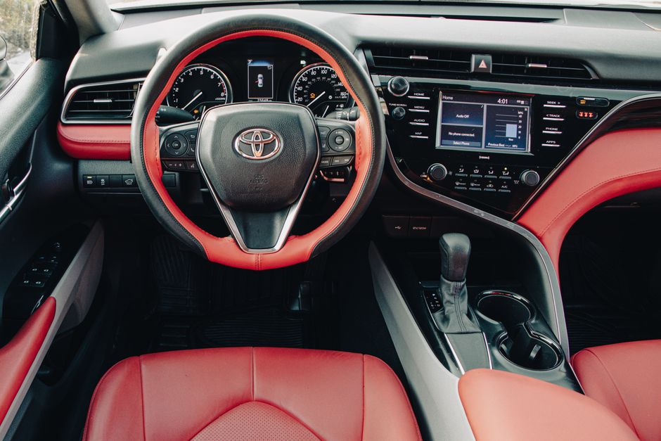 Toyota Camry 2024 - Обновленное поколение бизнес-седана с гибридом и полным приводом