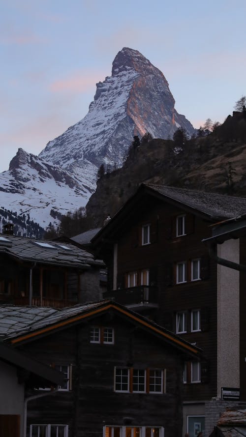 Alpler, bina, dağ doruğu içeren Ücretsiz stok fotoğraf