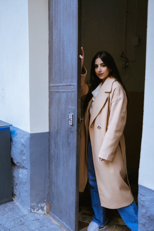 Základová fotografie zdarma na téma brunetka, dveře, kabát