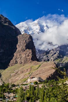 阿尔蒂特堡坐落在巴基斯坦罕扎山谷，四周群山环绕，蓝天映衬