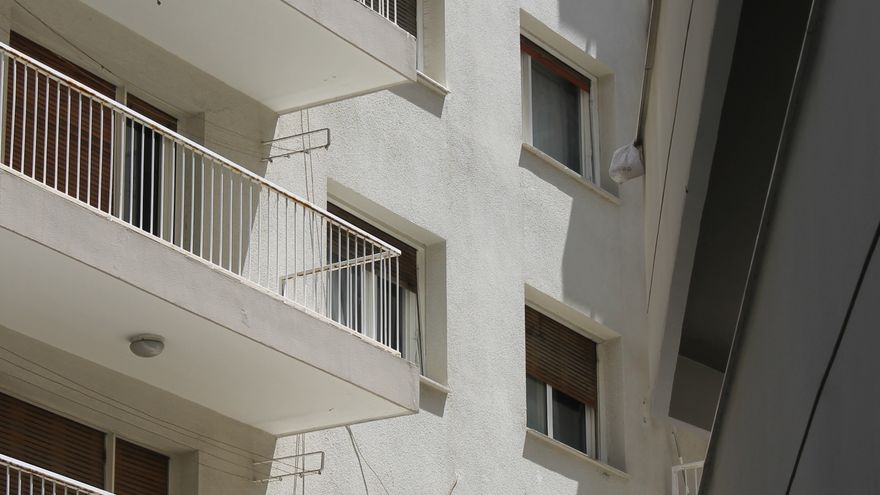 Dettaglio della facciata di un edificio residenziale con balconi