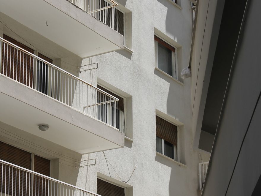 Dettaglio di balconi e finestre di un edificio residenziale