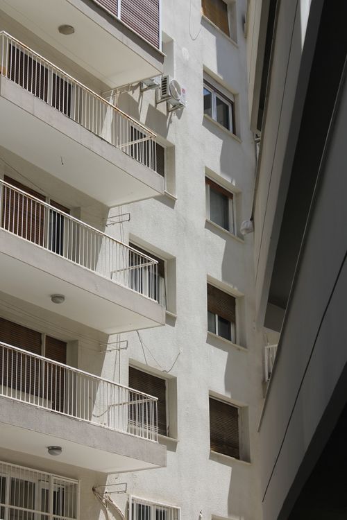 Free Close-up view of a modern residential building showcasing balconies and windows. Stock Photo