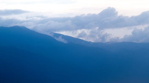 Бесплатное стоковое фото с голубая гора, горные облака, горы