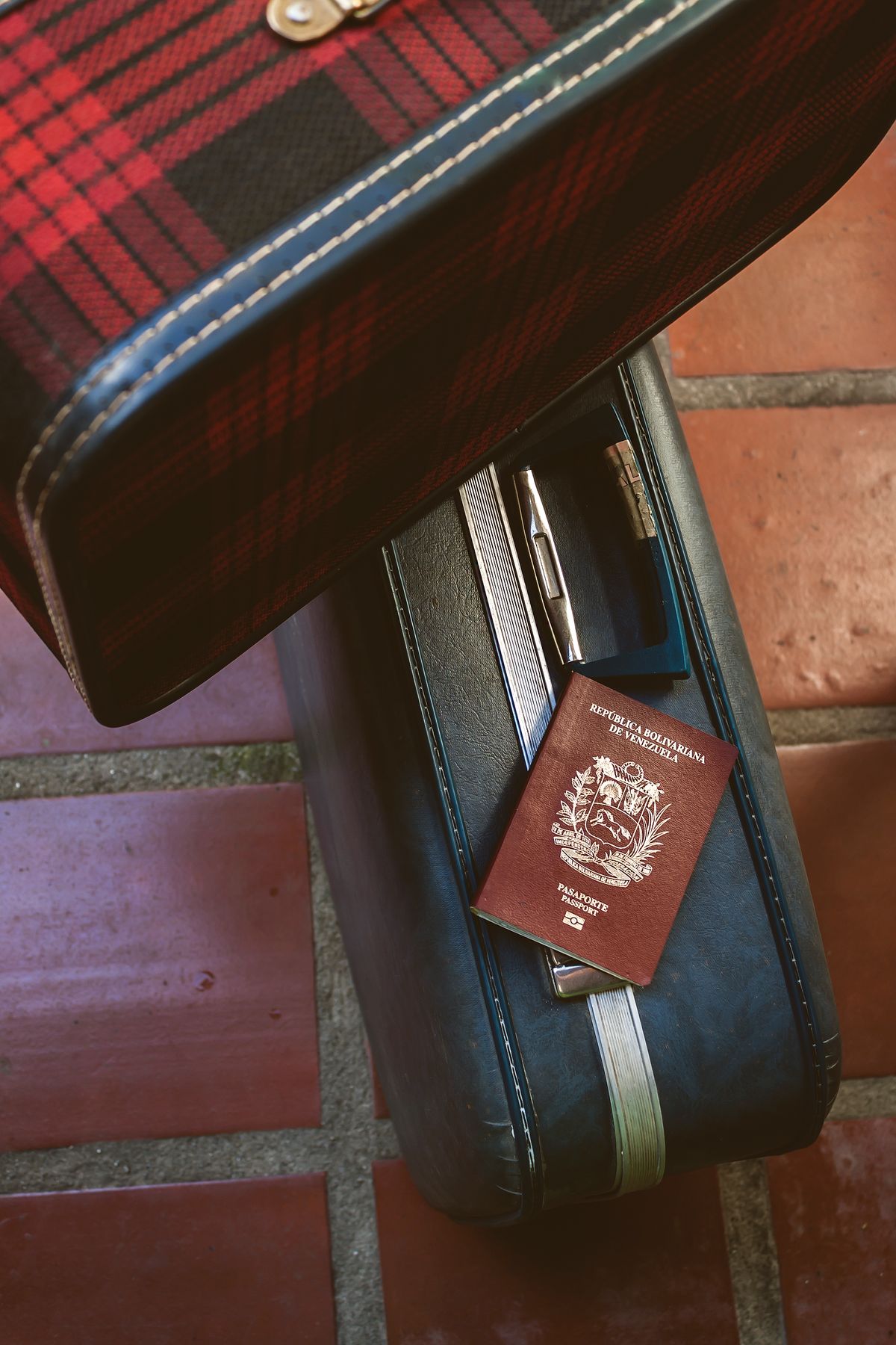Reisepass und Reisedokumente auf dem Tisch, Vorbereitung Sammelliste Klassenfahrt England 2026
