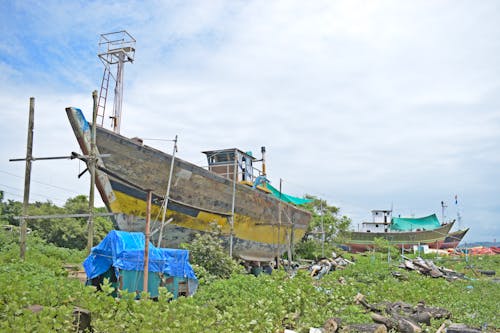 Foto profissional grátis de abandonado, barcos, costa