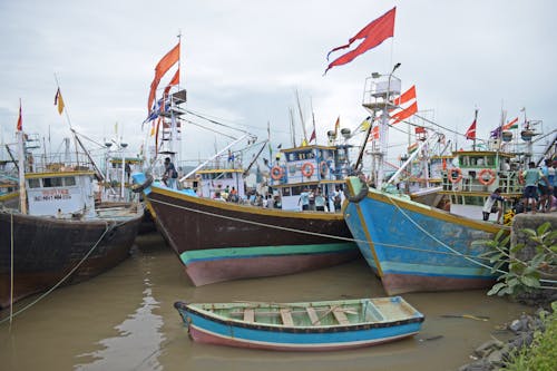 Kostenloses Stock Foto zu boote, fahnen, fischerboote