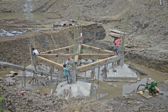 Construcción con varilla y madera