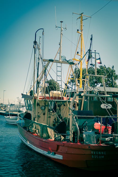 bağlı, balıkçı teknesi, deniz aracı içeren Ücretsiz stok fotoğraf