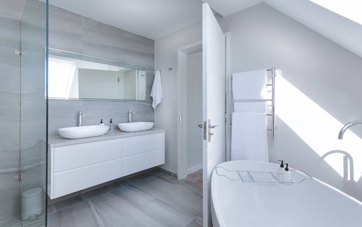 Free White Bathroom Interior Stock Photo