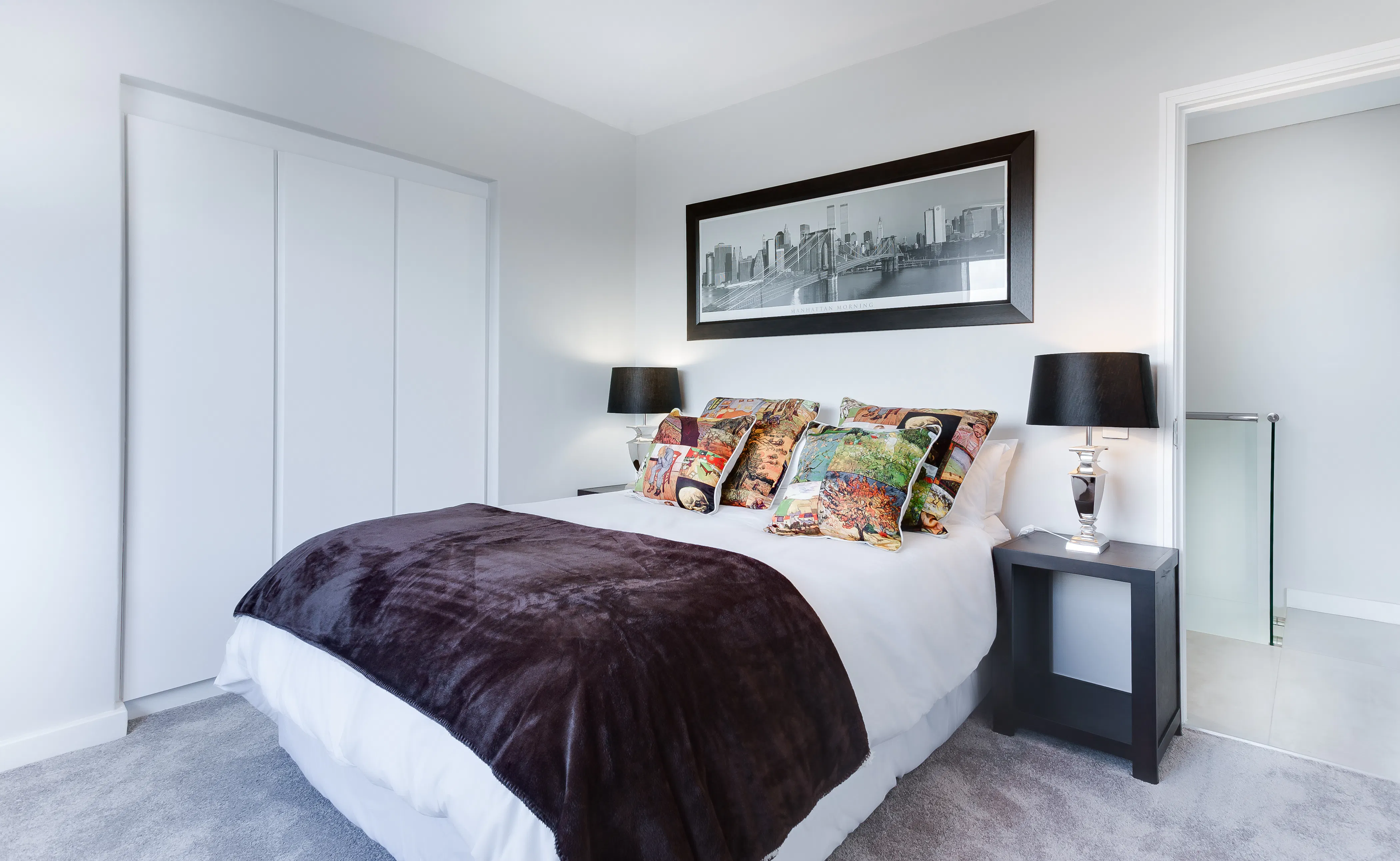 Dormitorio reformado con estilo moderno, pared oscura de acento y decoraciones acogedoras
