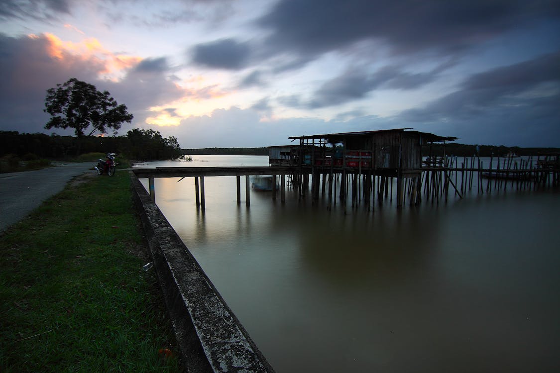 Lake House ยท Free Stock Photo
