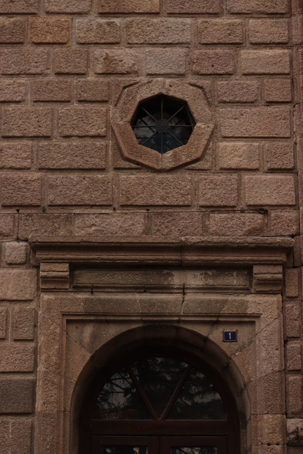 Façade en pierre avec porte cintrée typique du bâti malouin Intra-Muros