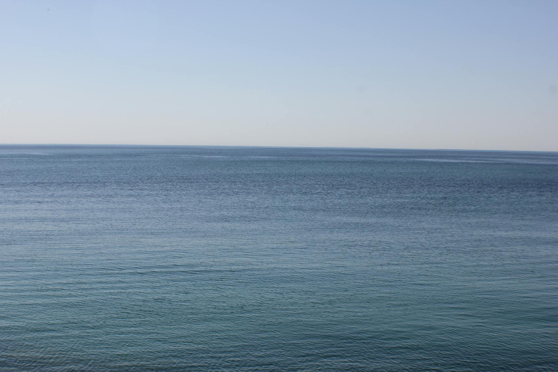 Tranquil view of Lake Ontario's serene blue waters and horizon, capturing peace and calm.