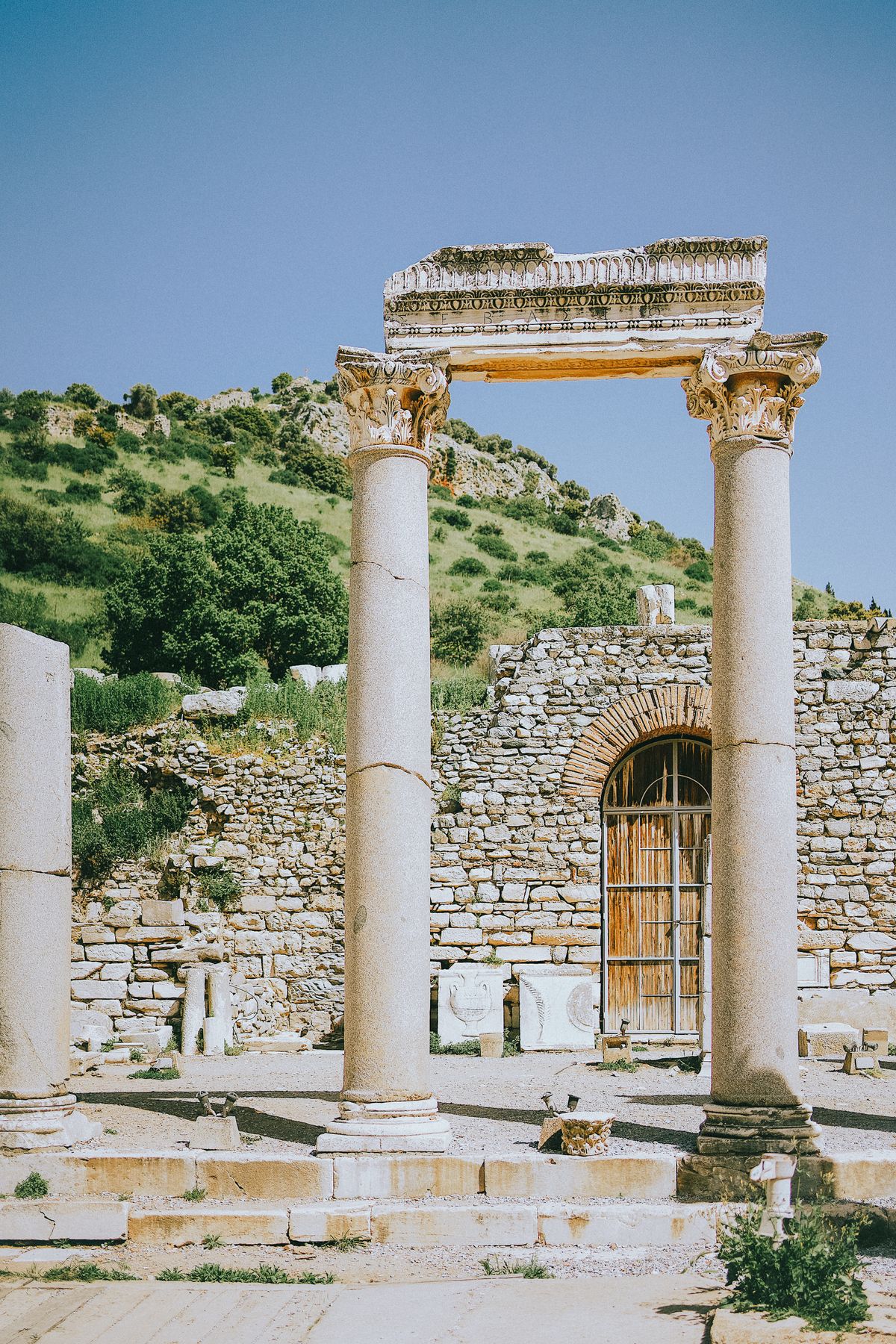 Selçuk’ta bulunan antik Roma sütunları ve kalıntılar