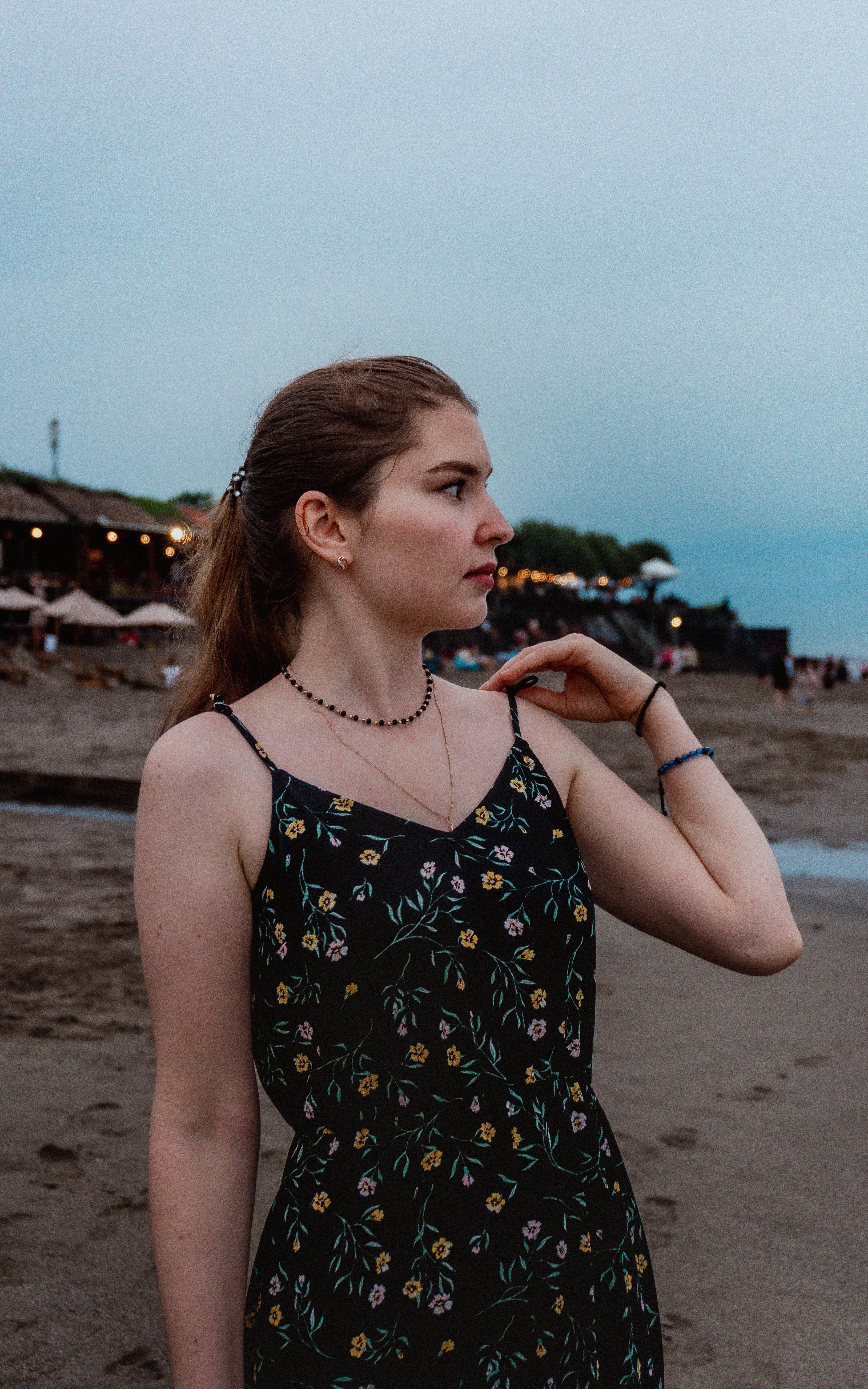 Young Brunette Woman on the Background of the Sea · Free Stock Photo