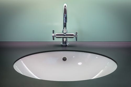 Dessus De Meuble Lavabo Noir Et Blanc Avec Robinet En Acier Inoxydable