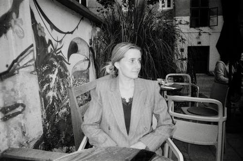 Darmowe zdjęcie z galerii z czarno-biały, kobieta, krzesła