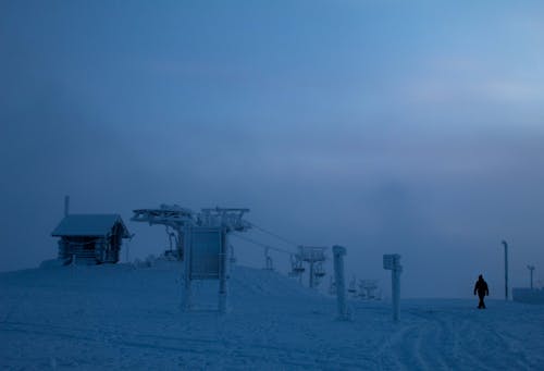 Darmowe zdjęcie z galerii z duże opady śniegu, góra, kolejka linowa