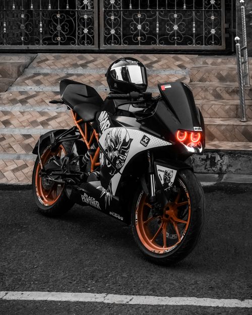 Free A stylish black motorcycle parked on a city street in Mumbai, showcasing modern design and vibrant wheels. Stock Photo