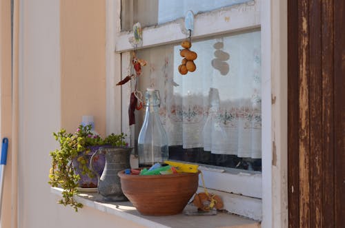 Foto stok gratis ambang jendela, botol, dinding
