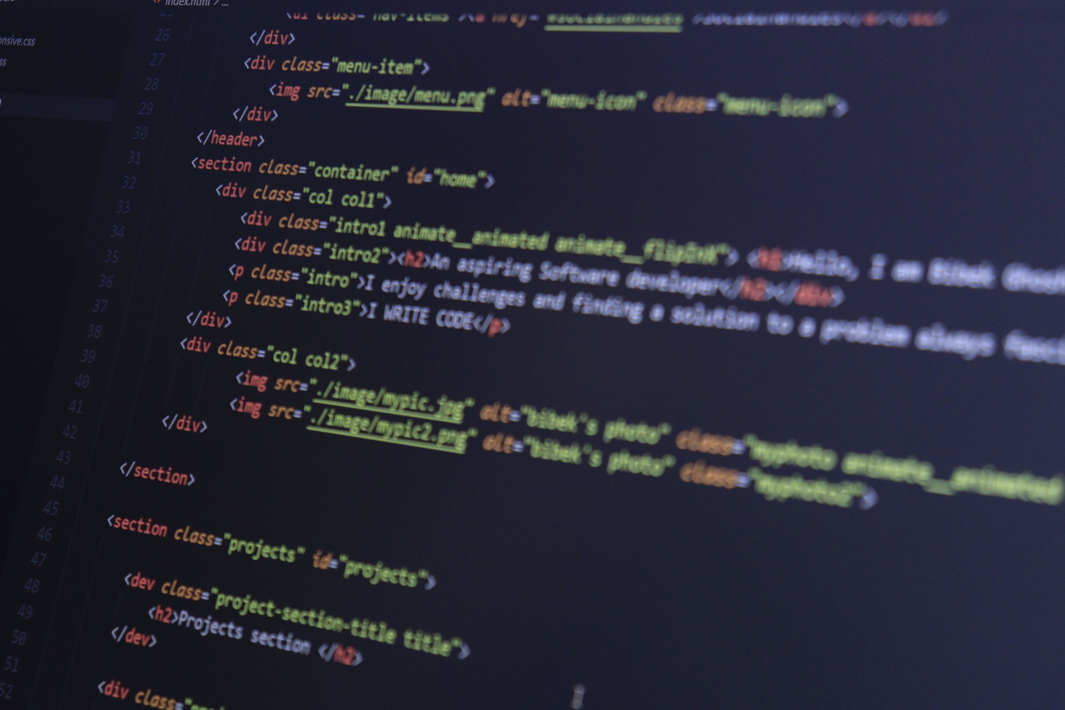 Code HTML et CSS sur un écran, pour illustrer un projet TYPO3 CMS