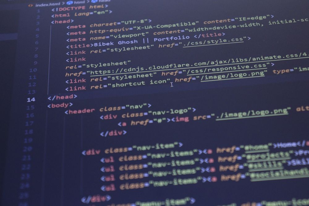 Màn hình máy tính hiển thị mã HTML và CSS
